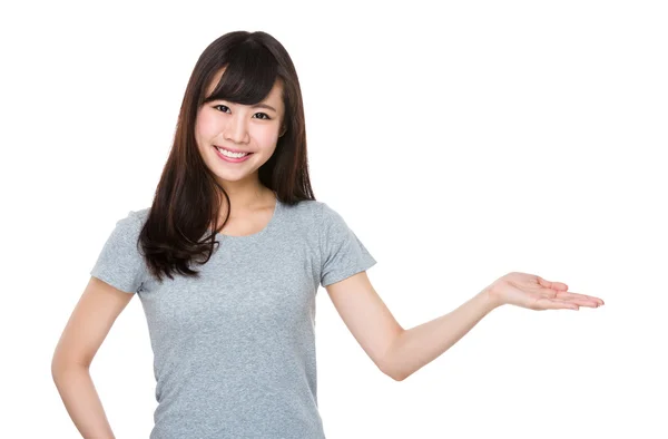 Asiatische junge Frau im grauen T-Shirt — Stockfoto