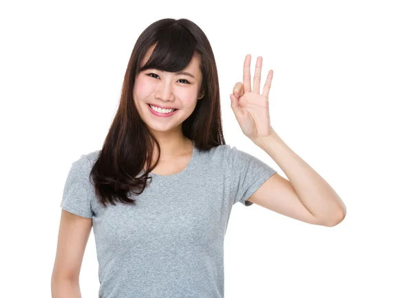 Asiatische junge Frau im grauen T-Shirt — Stockfoto