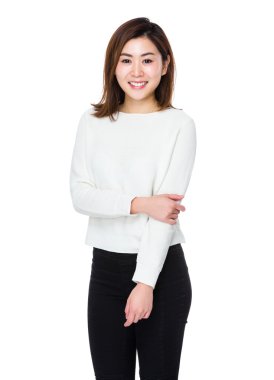 Beyaz kazaklı Asyalı genç kadın