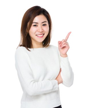 Beyaz kazaklı Asyalı genç kadın