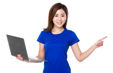 Asyalı genç kadın mavi tişört içinde