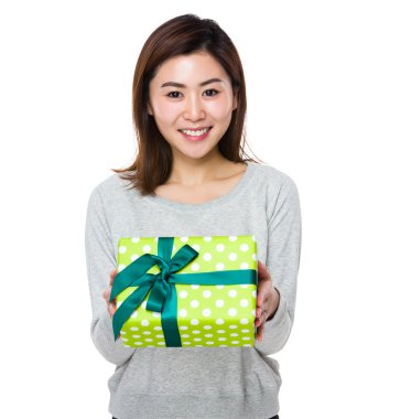 gri süveterli Asyalı genç kadın