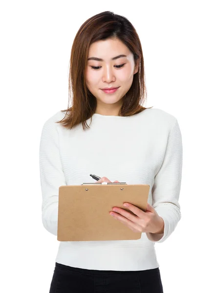 Asiatico giovane donna in bianco maglione — Foto Stock