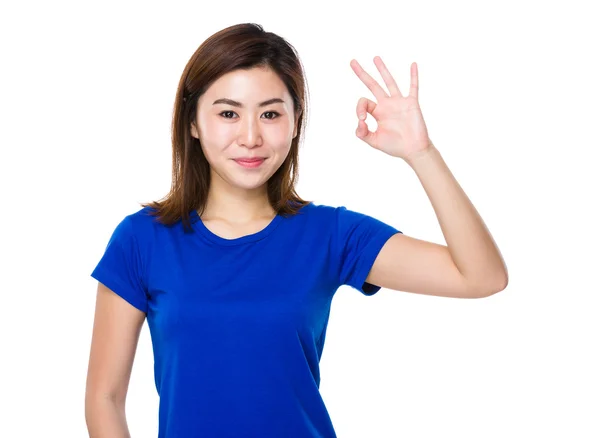 在蓝色 t 恤的亚洲年轻女人 — 图库照片