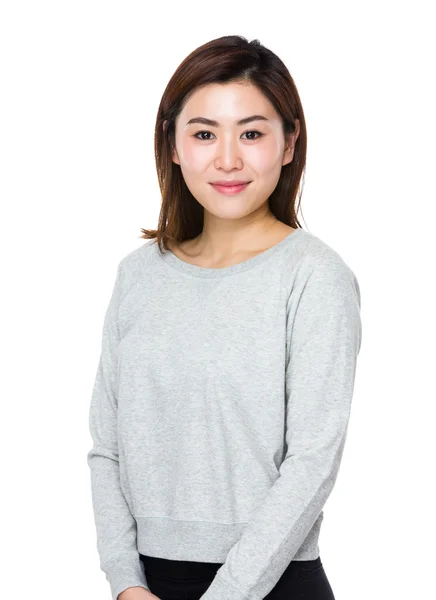 Asijské mladá žena v šedém svetru — Stock fotografie