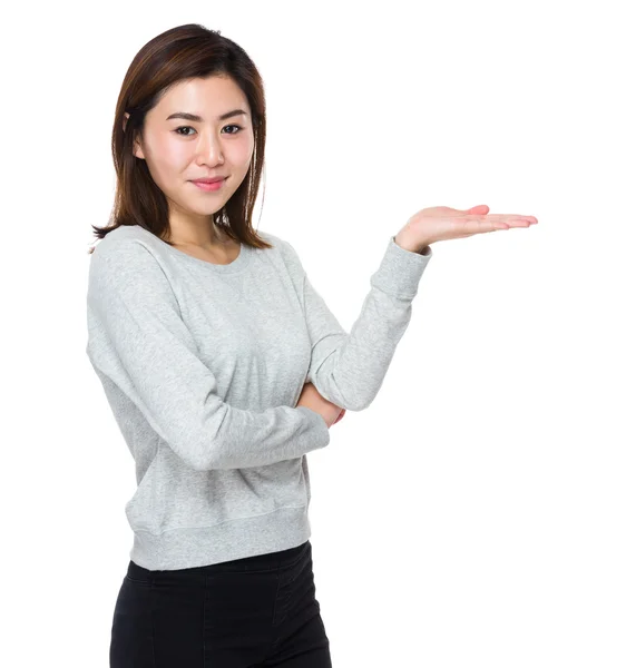 Mujer joven asiática en suéter gris — Foto de Stock