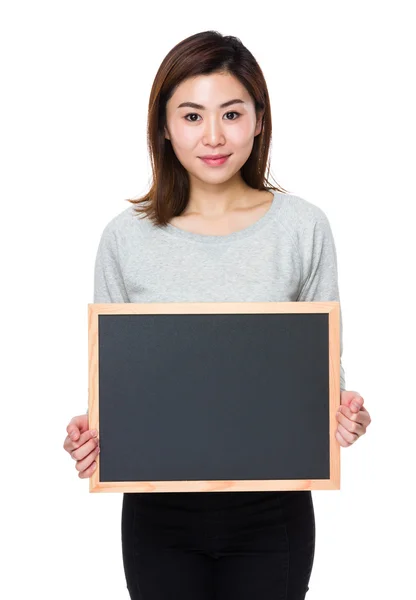 Mujer joven asiática en suéter gris — Foto de Stock