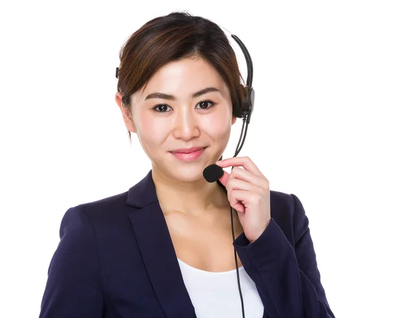 Asiatische Kundendienstmitarbeiterin mit Headset — Stockfoto