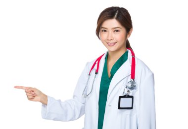 Asyalı kadın doktor beyaz ceket