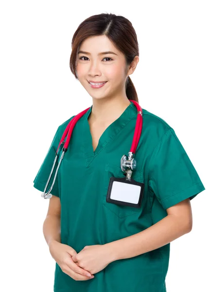 Asiatique femme médecin en vert uniforme — Photo