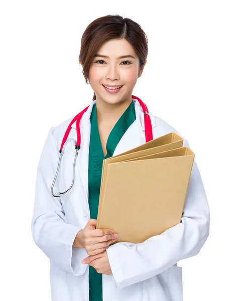 Asiatico donna medico in bianco cappotto — Foto Stock