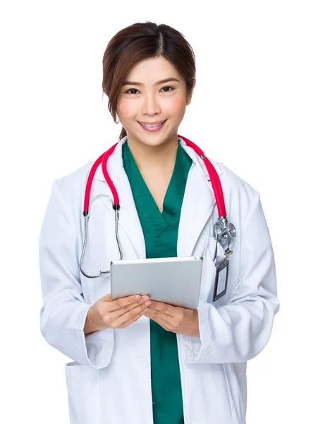 Asiatico donna medico in bianco cappotto — Foto Stock