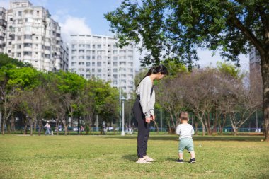 Anne bebekle birlikte parka gidiyor.