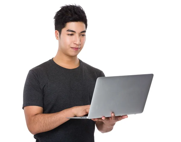 Asiático joven hombre en gris camiseta —  Fotos de Stock