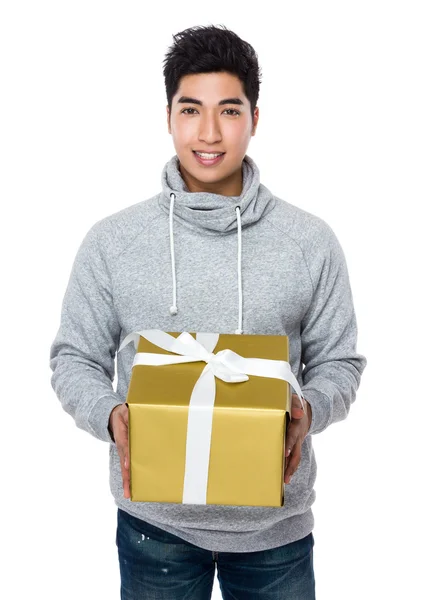 Asiático jovem homem em camisola cinza — Fotografia de Stock