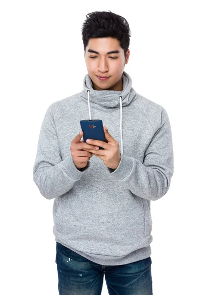 Asiático joven hombre en gris suéter — Foto de Stock