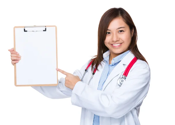 Asiático mujer médico en blanco abrigo — Foto de Stock