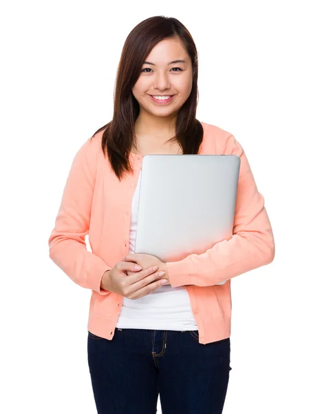 Aziatische vrouw met laptopcomputer — Stockfoto