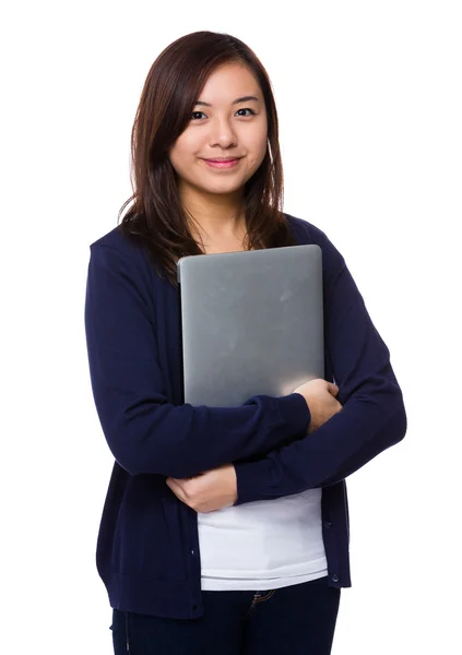 Mujer asiática con ordenador portátil — Foto de Stock