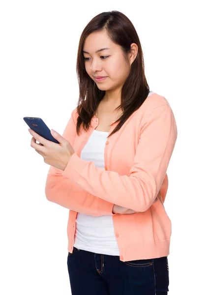 Mujer asiática lee en el móvil — Foto de Stock
