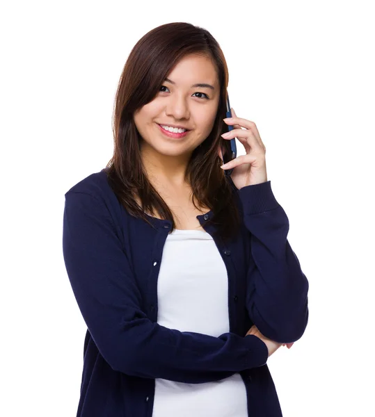 Asiatische junge Frau in blauer Strickjacke — Stockfoto