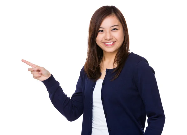 Азиатская девушка в синем кардигане — стоковое фото