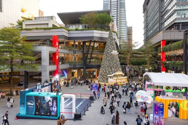 Tayvan 17 Aralık 2025: Xinyi bölgesi Taipei Noel ışıklarıyla süslendi