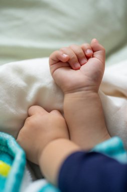 Evdeki küçük bebek elini kapat.