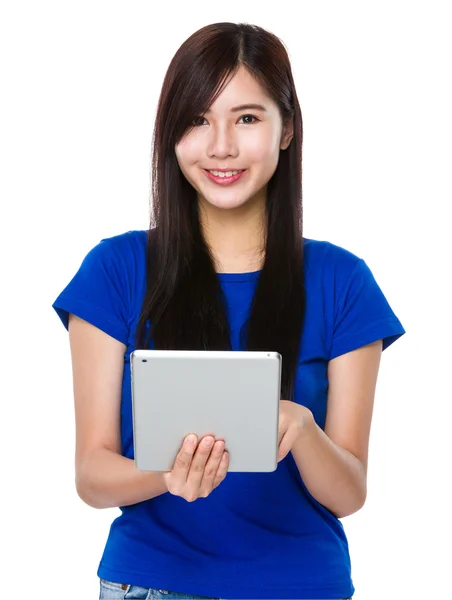 Азіатська молода жінка в синій футболці — стокове фото