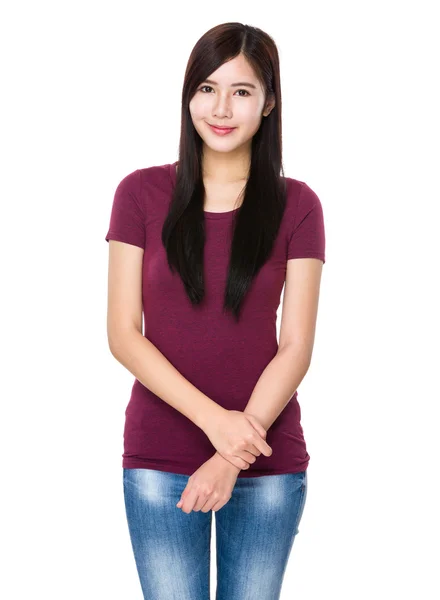 Asiatiska ung kvinna i röd t-shirt — Stockfoto