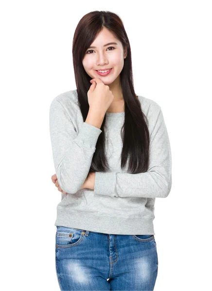 Asiatische junge Frau im grauen Pullover — Stockfoto