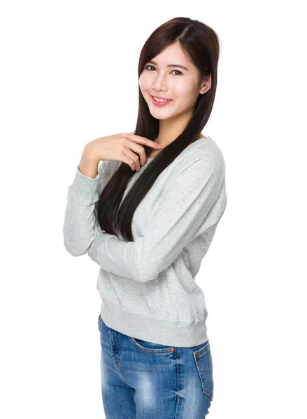 Asiatische junge Frau im grauen Pullover — Stockfoto