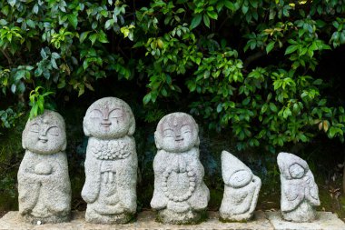 Nagomi jizo, Japon tapınağında heykeller