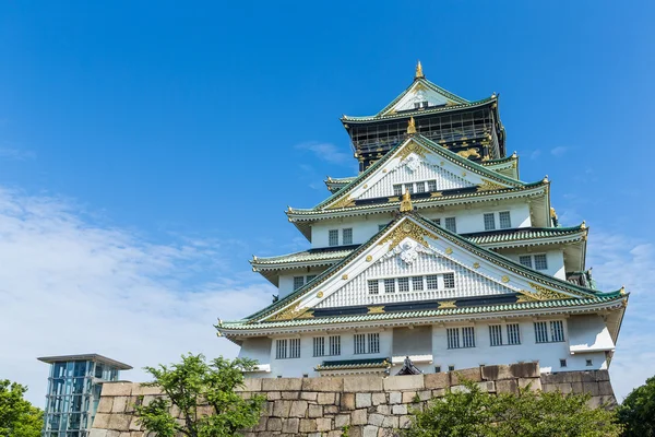 Hrad Osaka v Japonsku s modrou oblohou — Stock fotografie