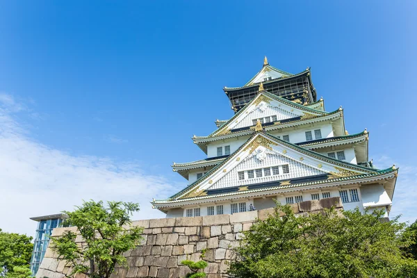 澄んだ青い空と大阪城 — ストック写真