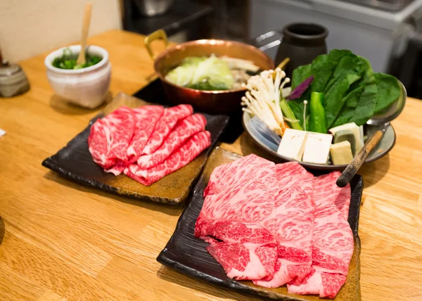 Daging sapi segar diiris untuk panci panas Jepang — Stok Foto