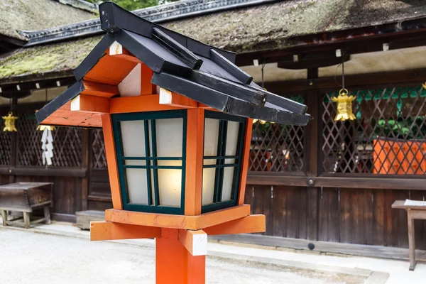 Красный фонарь в японском храме — стоковое фото