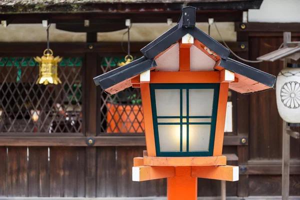 Linterna roja en templo tradicional japonés — Foto de Stock