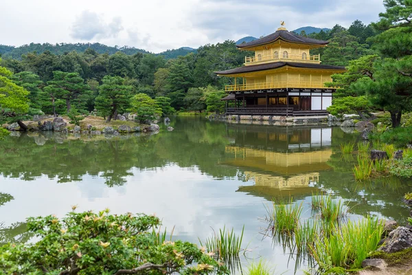 Gouden paviljoen Kinkakuji tempel in Kyoto — Stockfoto