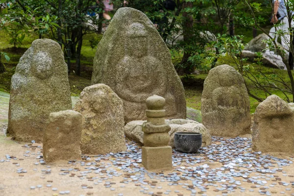 日本のお寺の和み地蔵 — ストック写真