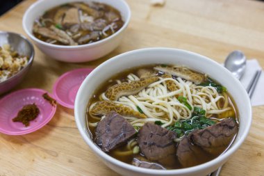 Tayvan sokak yemekleri erişte çorbası.