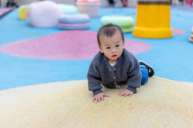 Bebek parkta oynuyor.