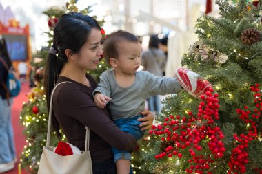 Anne ve oğul Noel 'i birlikte geçiriyorlar.