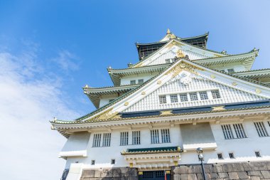 Mavi gökyüzü ile Japonya'nın Osaka Kalesi