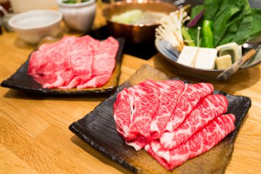 Japon güveç için taze et dilimlenmiş