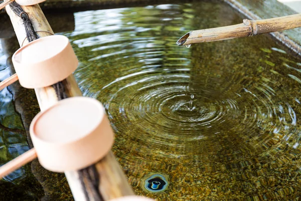Purification de l'eau à l'entrée du temple japonais — Photo
