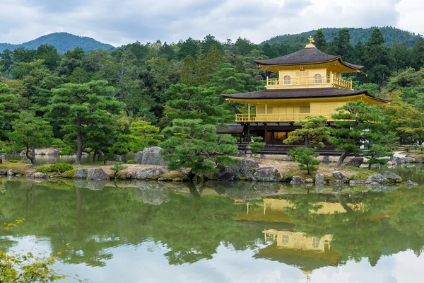 கியோட்டோவில் உள்ள தங்க மண்டபம் (Kinkakuji) — ஸ்டாக் புகைப்படம்