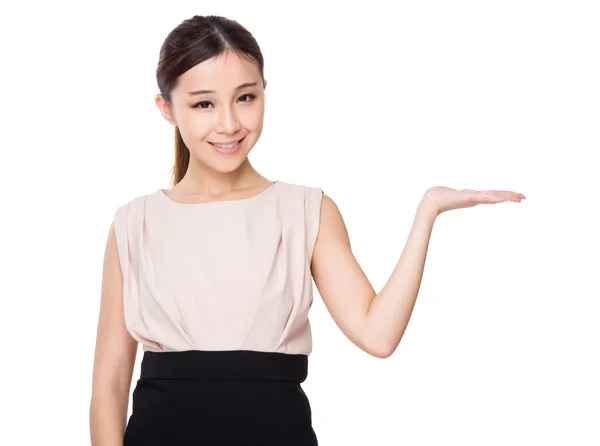 Jeune femme d'affaires asiatique en tenue d'affaires — Photo
