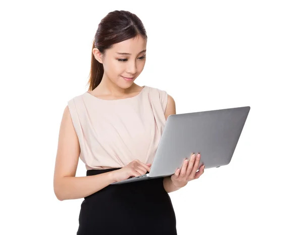 Junge asiatische Geschäftsfrau in Business-Kleidung — Stockfoto