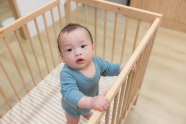 Beşiğinde destek olan küçük bir bebek